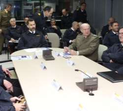 El Príncipe de Asturias en la presentación sobre la situación actural de la Flota en el Centro de Operaciones Navales de la Flota